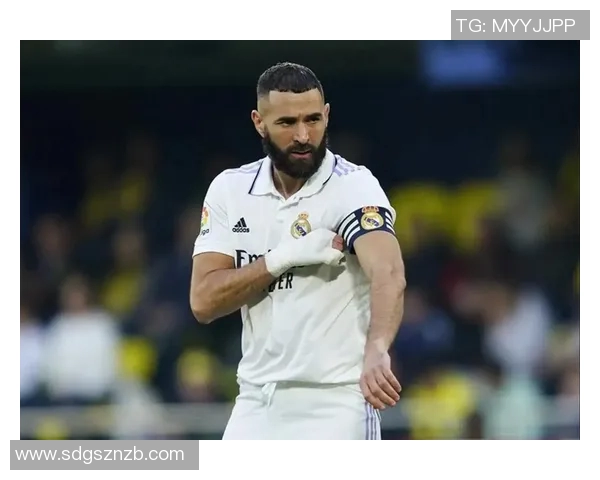 足球明星吐水瞬间高清图片大赏展现运动员独特魅力与个性风采